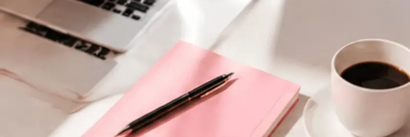 Notes, długopis i kawa na biurku